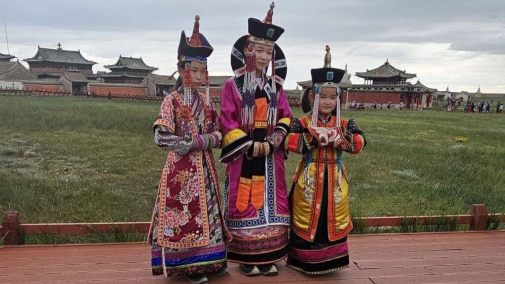 Elsen Tasarkhai - Mongol Nomadic